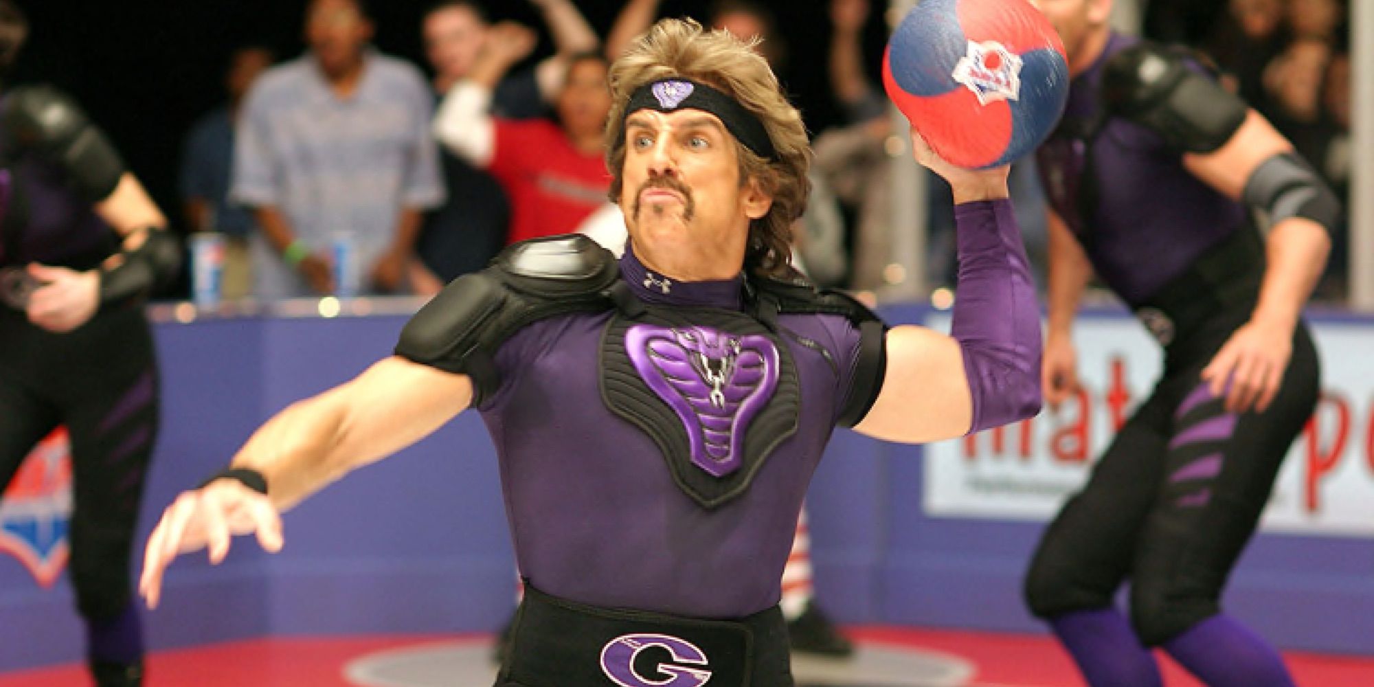 Ben Stiller como White Goodman se prepara para lanzar una pelota en Dodgeball (2004)