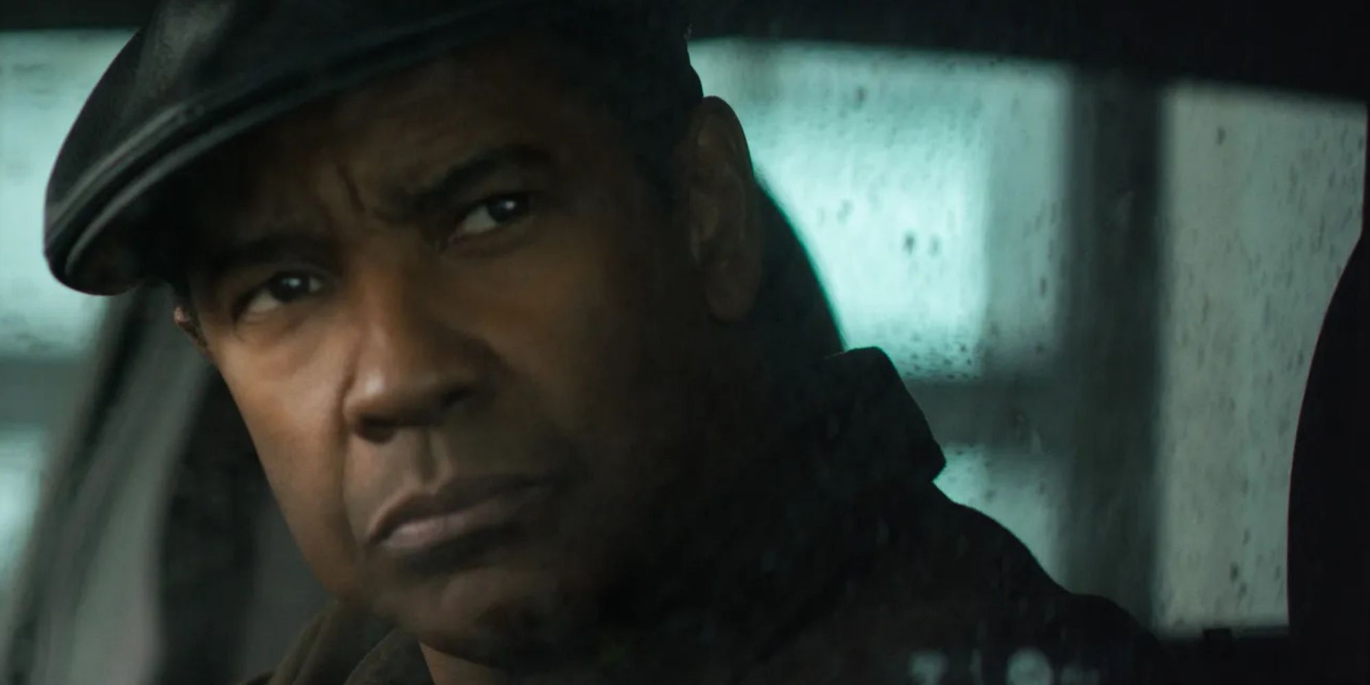 Robert McCall (Denzel Washington) contempla la escena desde un coche en 'The Equalizer' (2014)