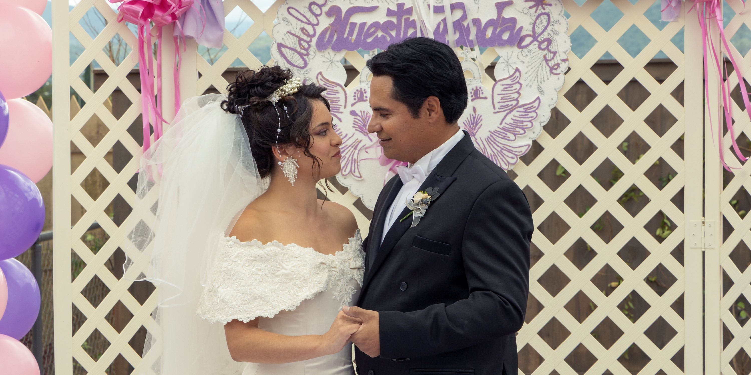 Michael Peña como José Hernandez y Rosa Salazar como Adela en A un millón de millas de distancia
