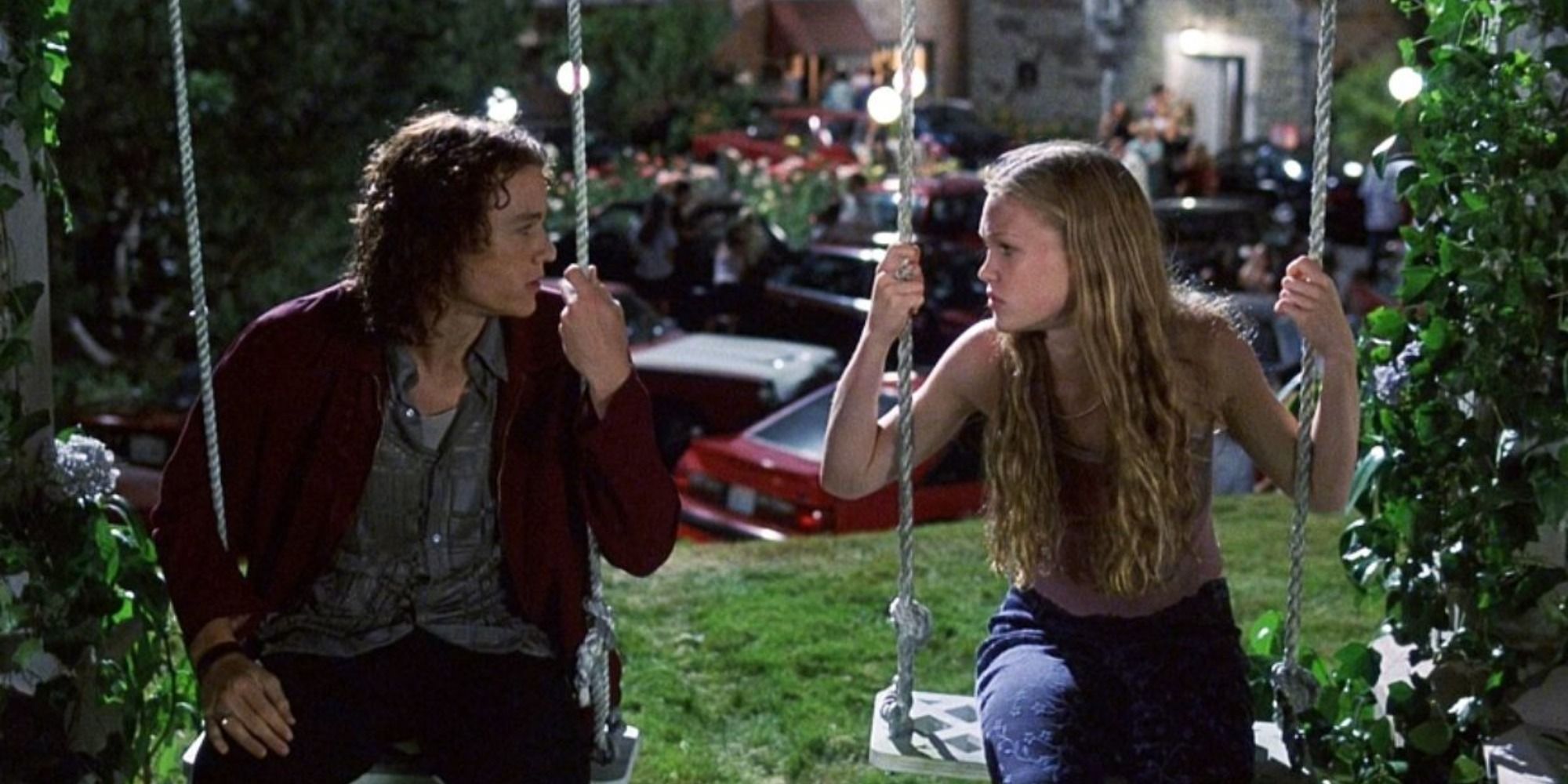 Heath Ledger y Julia Stiles como Patrick y Kat hablando en los columpios en 10 cosas que odio de ti.