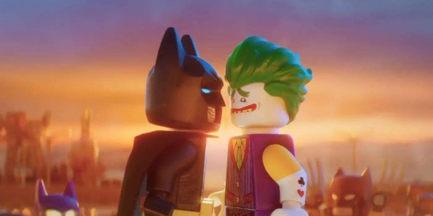 El bromista de Zach Galifianakis y el Batman de Will Arnett parados uno frente al otro en The Lego Batman Movie