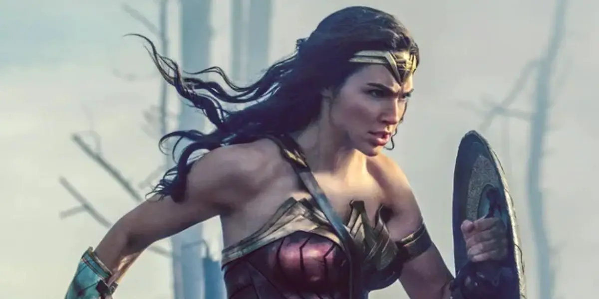 Gal Gadot como Wonder Woman corriendo con su escudo.