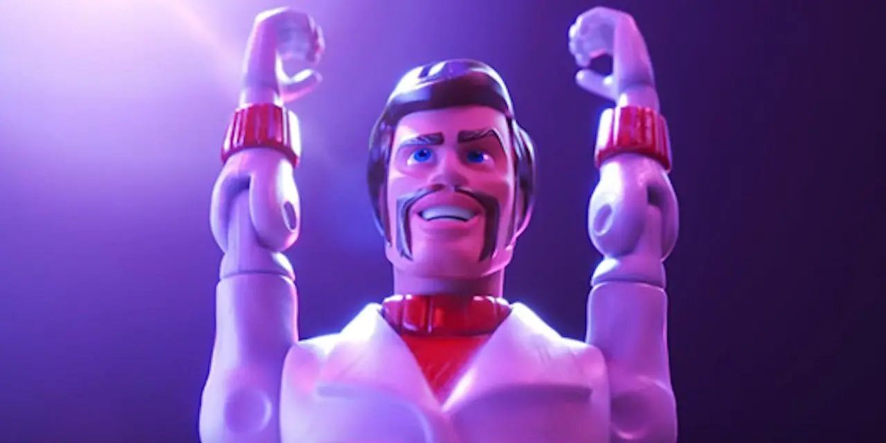 Imagen fija de Toy Story 4 con el personaje Duke Caboom, interpretado por Keanu Reeves.