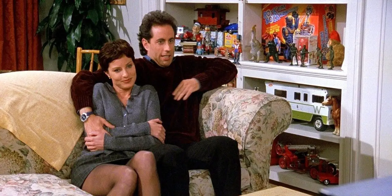 Jerry con su novia y su colección de juguetes en 'Seinfeld'