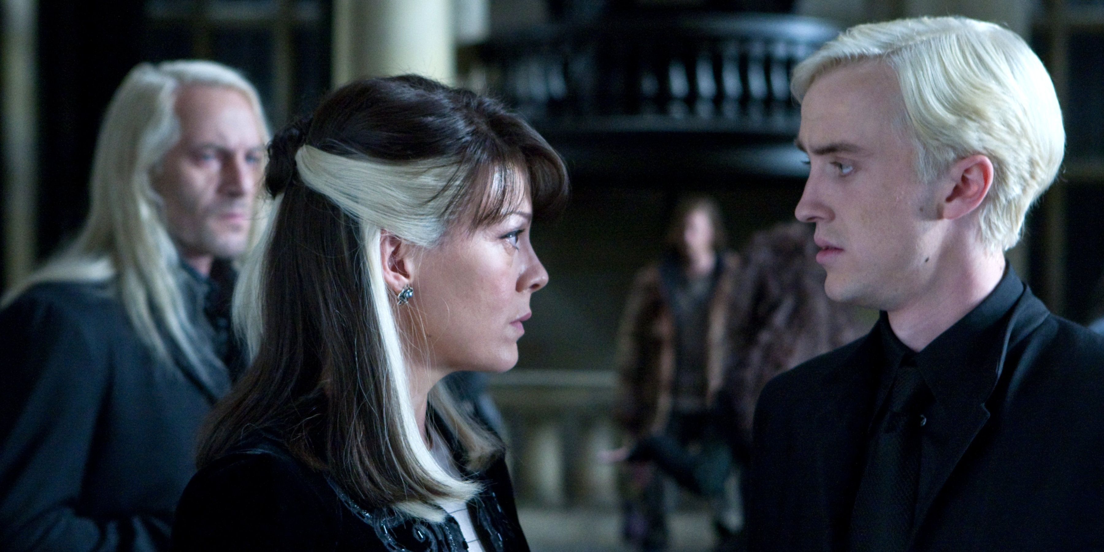 Narcissa Malfoy (Helen McCrory) y Draco Malfoy (Tom Felton) se miran en 'Harry Potter y las Reliquias de la Muerte: Parte 1'.