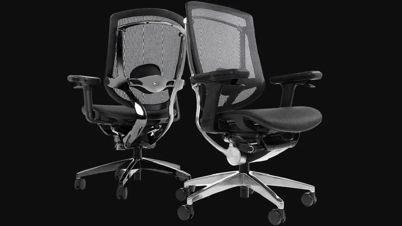 Un par de sillas de oficina NeueChair sobre un fondo negro