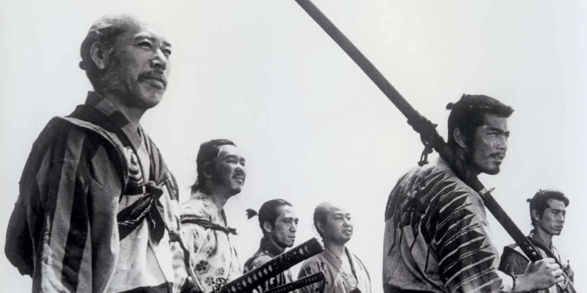 Toshirô Mifune, Minoru Chiaki, Yoshio Inaba, Daisuke Katô, Isao Kimura, Seiji Miyaguchi y Takashi Shimura listos para luchar en 'Seven Samurai'