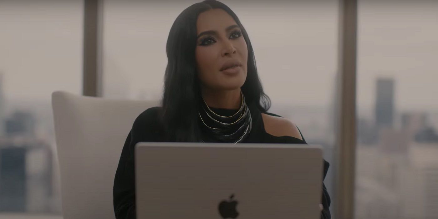 Kim Kardashian como Siobhan frente a una computadora portátil en American Horror Story: Delicate