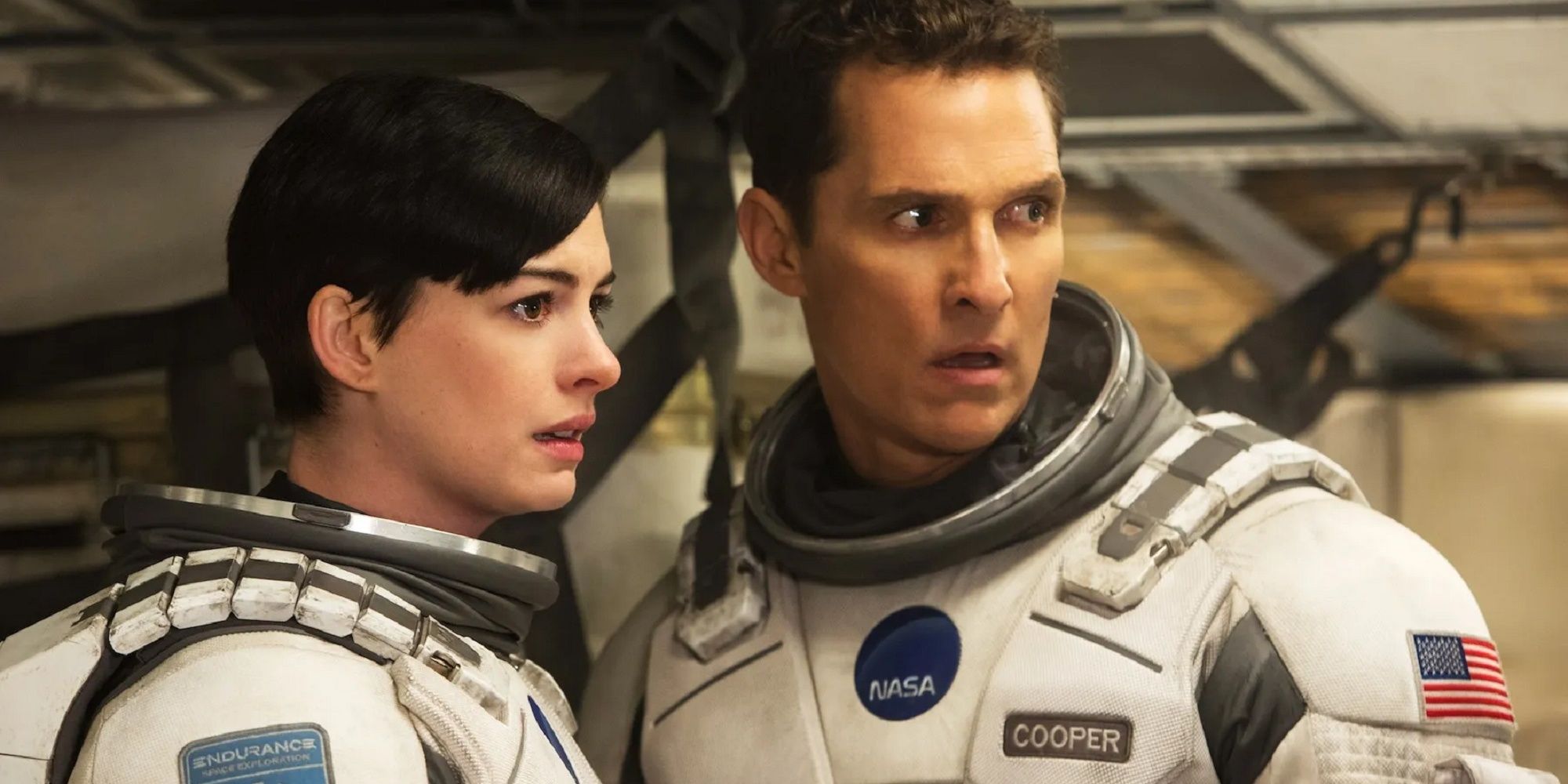 Anne Hathaway como Brand junto a Cooper en 'Interstellar'.