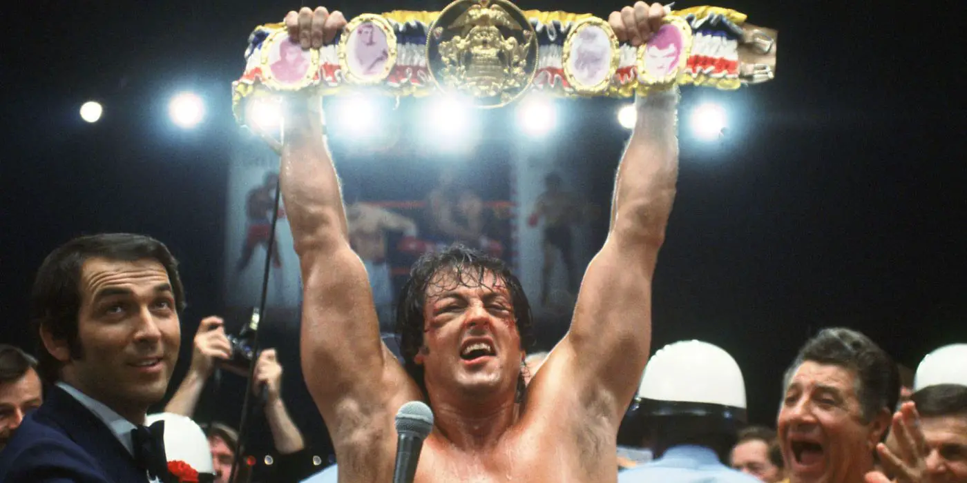 Sylvester Stallone como Rocky Balboa sosteniendo su cinturón de campeonato en Rocky II