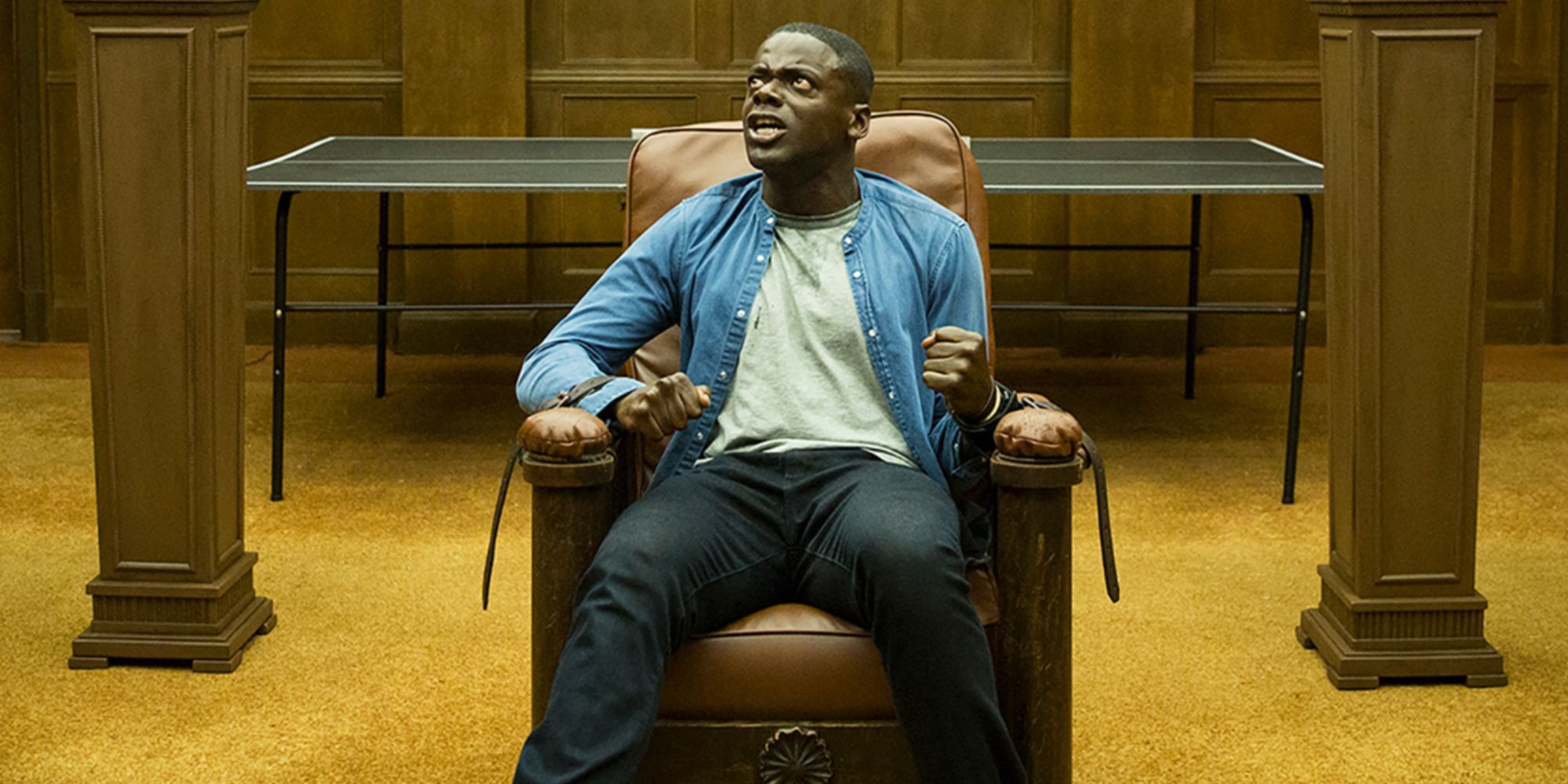 Daniel Kaluuya como Chris atado a una silla y luciendo aterrorizado en la película de terror de Jordan Peele, Get Out.