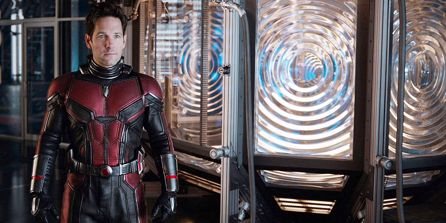 Scott Lang, también conocido como Ant-Man, se encuentra con su traje en un laboratorio.
