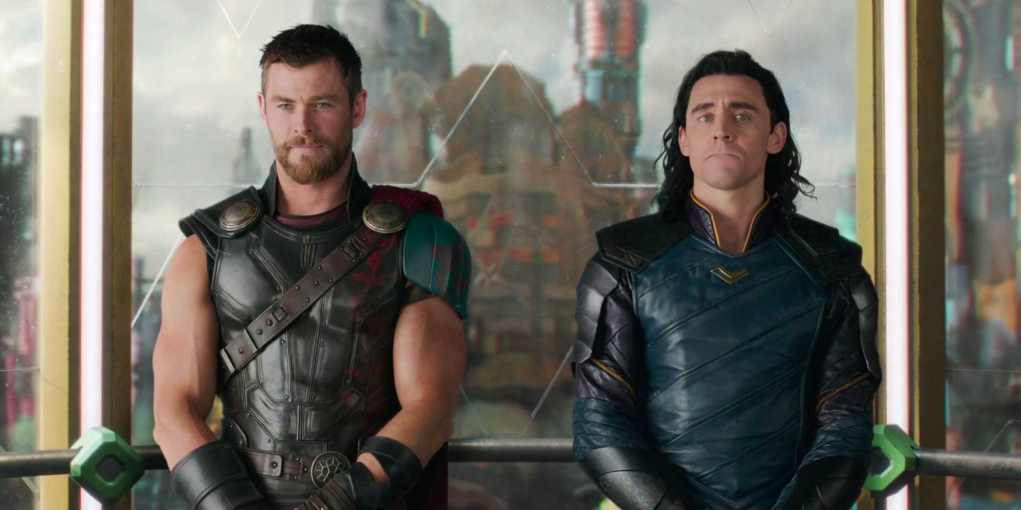 Tom Hiddleston y Chris Hemsworth como Thor y Loki uno al lado del otro en el ascensor en Thor: Ragnarok