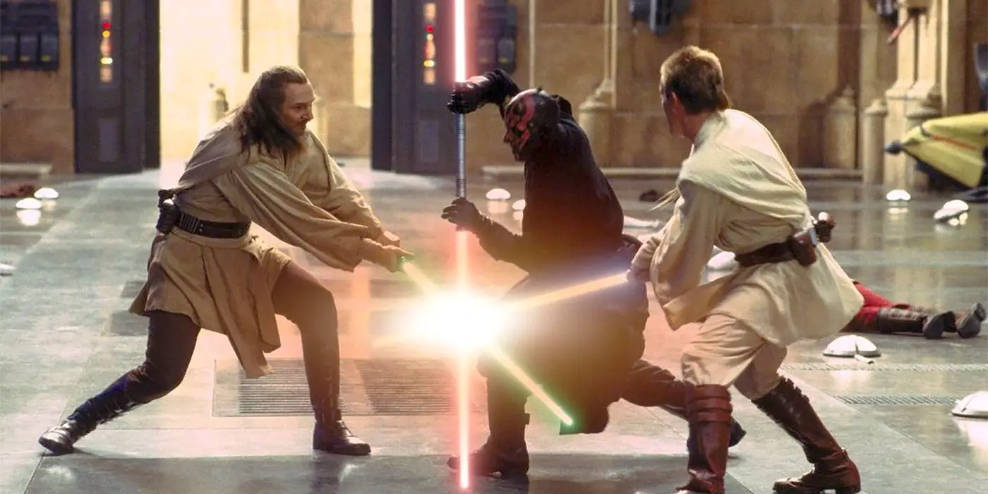 Liam Neeson como Qui-Gon Jinn y Ewan McGregor como Obi-Wan Kenobi luchando contra Ray Park como Darth Maul en Star Wars: La amenaza fantasma