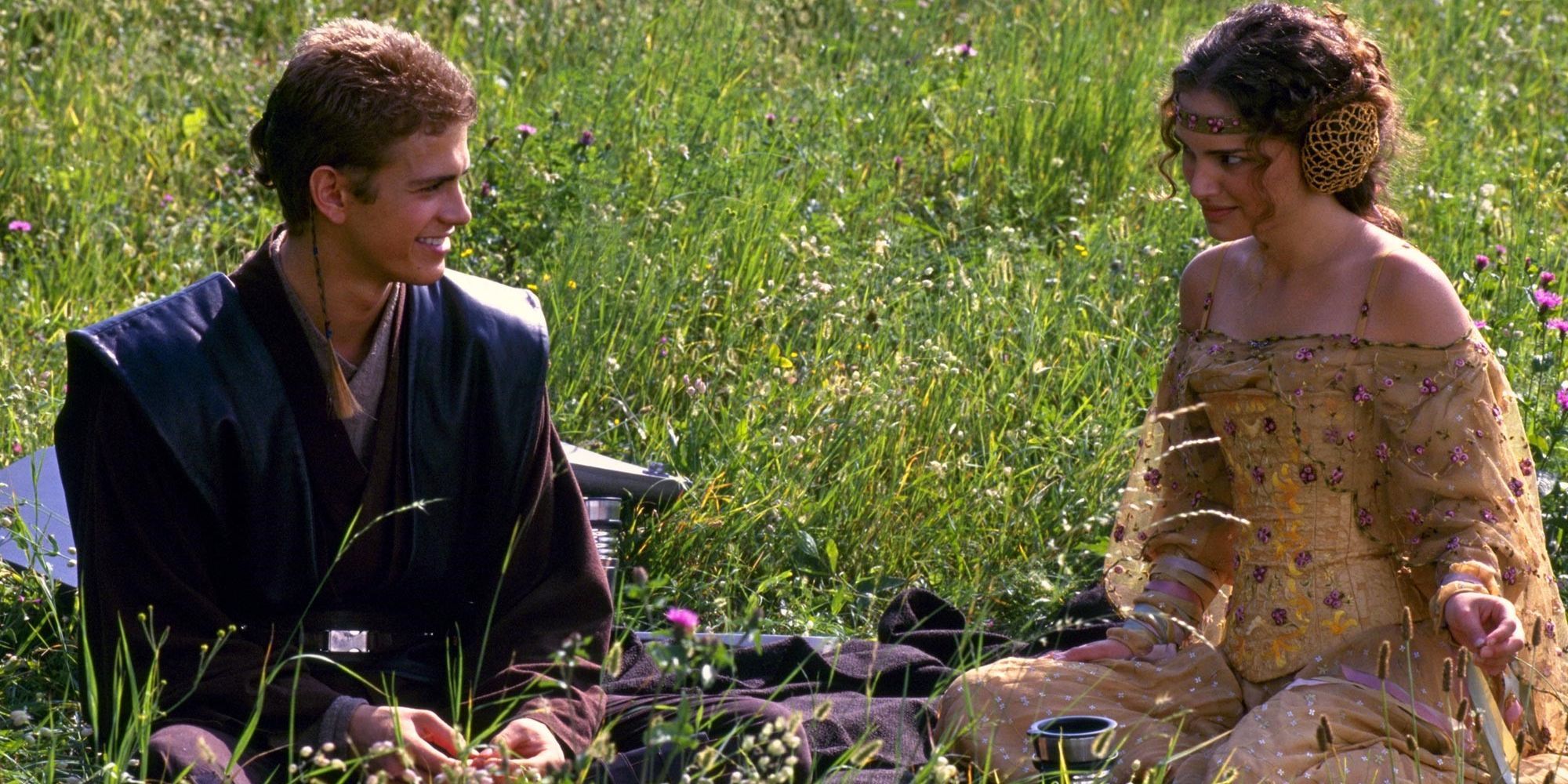 Anakin Skywalker (Hayden Christensen) y Padmé Amidala (Natalie Portman) en Naboo en Star Wars: El ataque de los clones