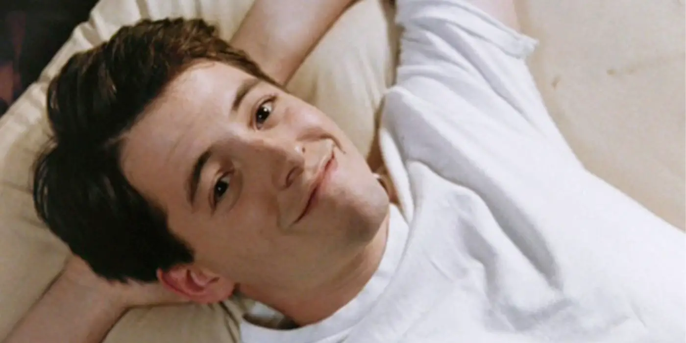 Matthew Broderick como Ferris Bueller, recostado y sonriendo, en 'Ferris Bueller's Day Off'. 
