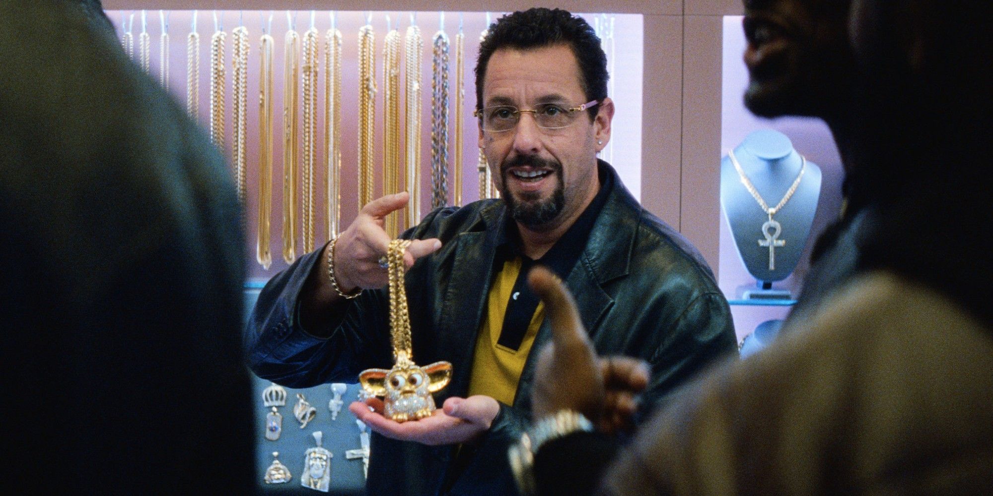 Adam Sandler sosteniendo un collar de oro en 'Uncut Gems'
