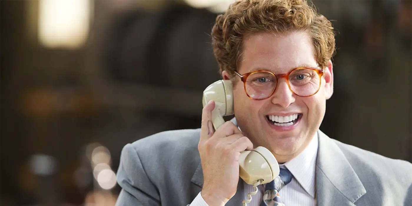 Donnie Azoff se ríe mientras habla por teléfono en El lobo de Wall Street.