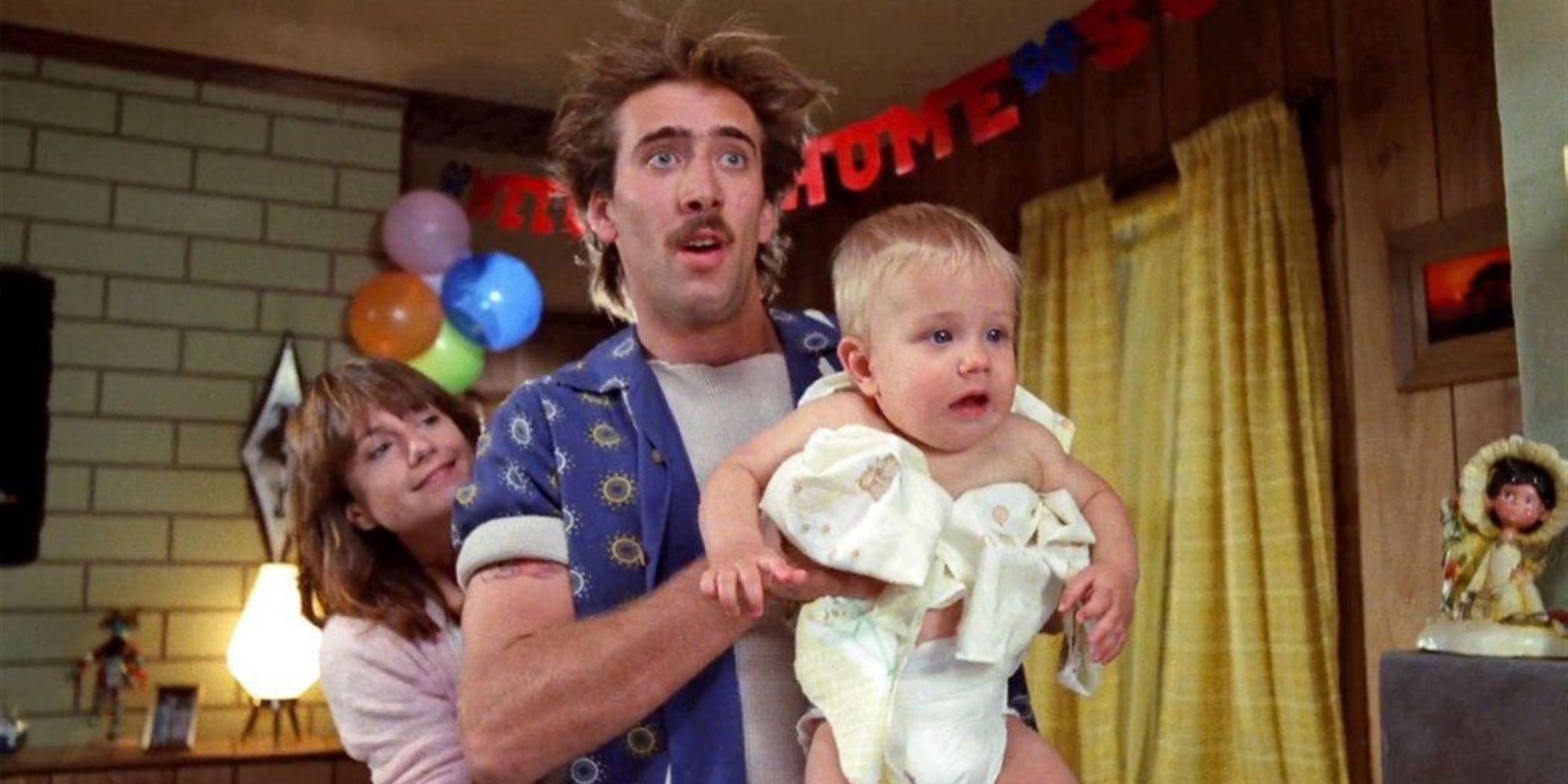 Nicolas Cage y Holly Hunter cargando al bebé Arizona en Raising Arizona