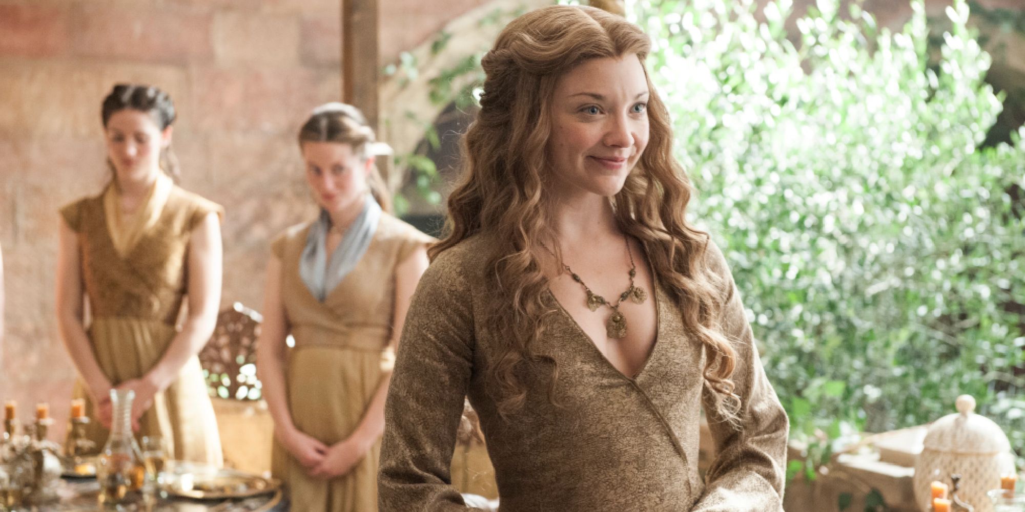 Natalie Dormer como Margaery Tyrell sonriendo ampliamente en Juego de Tronos