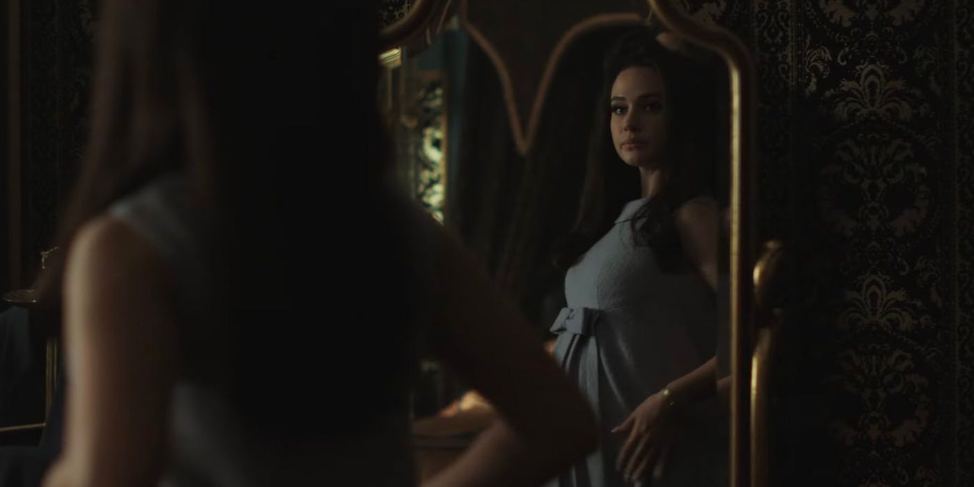 Cailee Spaeny como Priscilla Presley mirándose a través de un espejo