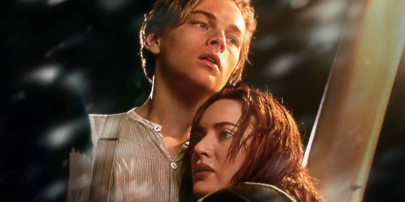 Leonardo DiCaprio y Kate Winslet como Jack y Rose abrazándose en Titanic.