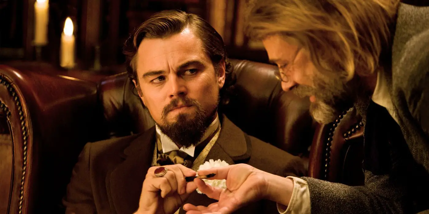 Leonardo DiCaprio tomando un bolígrafo de Christoph Waltz en Django Unchained