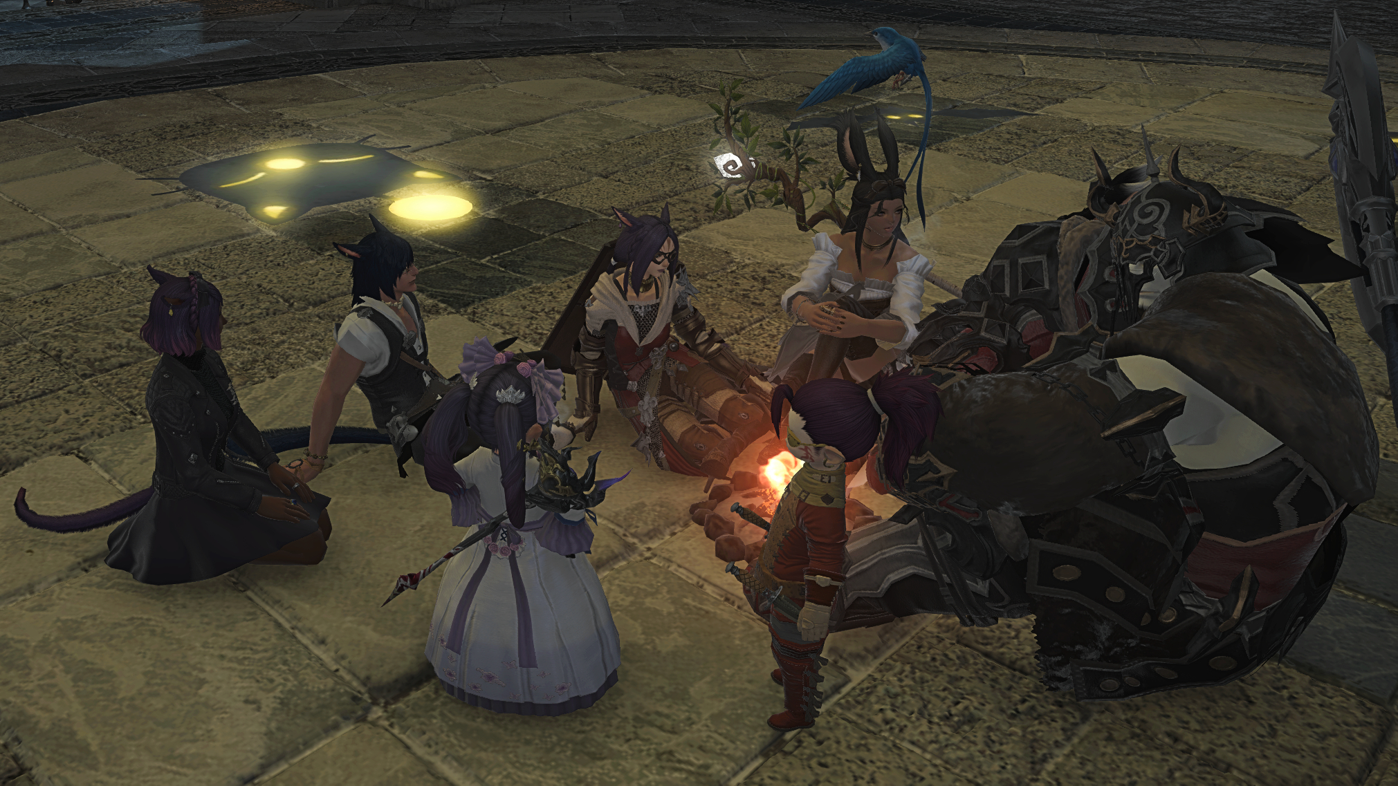 Un grupo de personajes de Final Fantasy 14 se reúnen alrededor de una fogata.