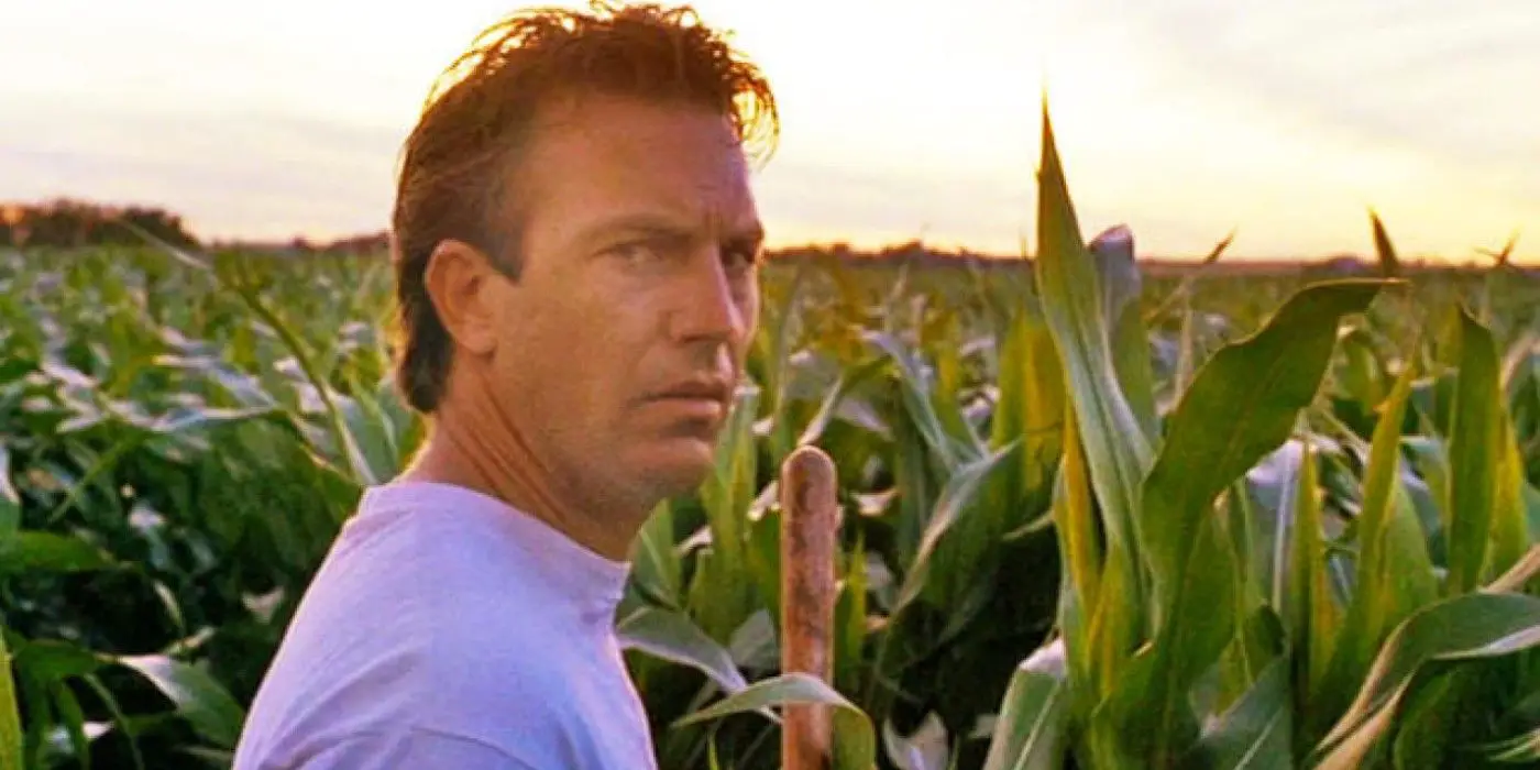 Ray Kinsella parado en su campo de maíz luciendo confundido en Field of Dreams.