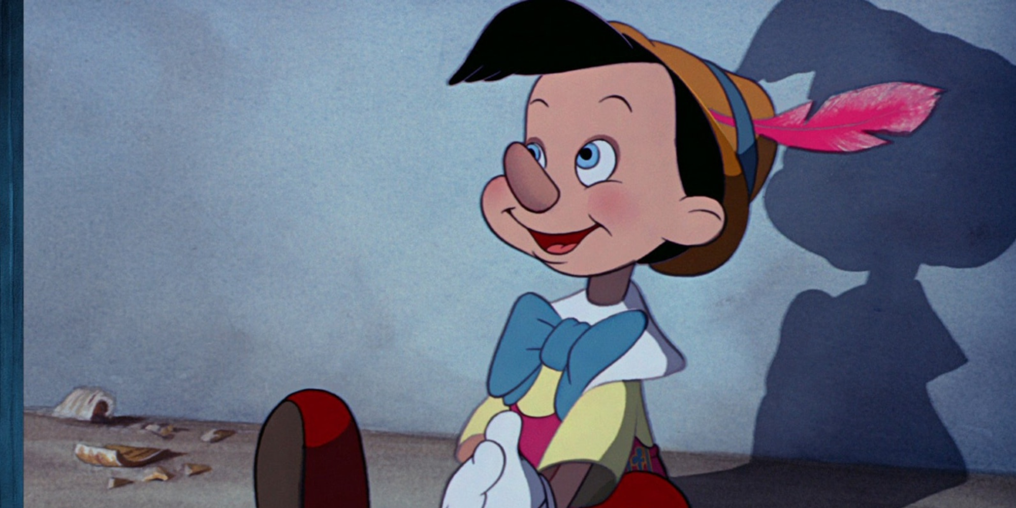 Pinocho sonriendo mientras está sentado en el Pinocho de Disney.