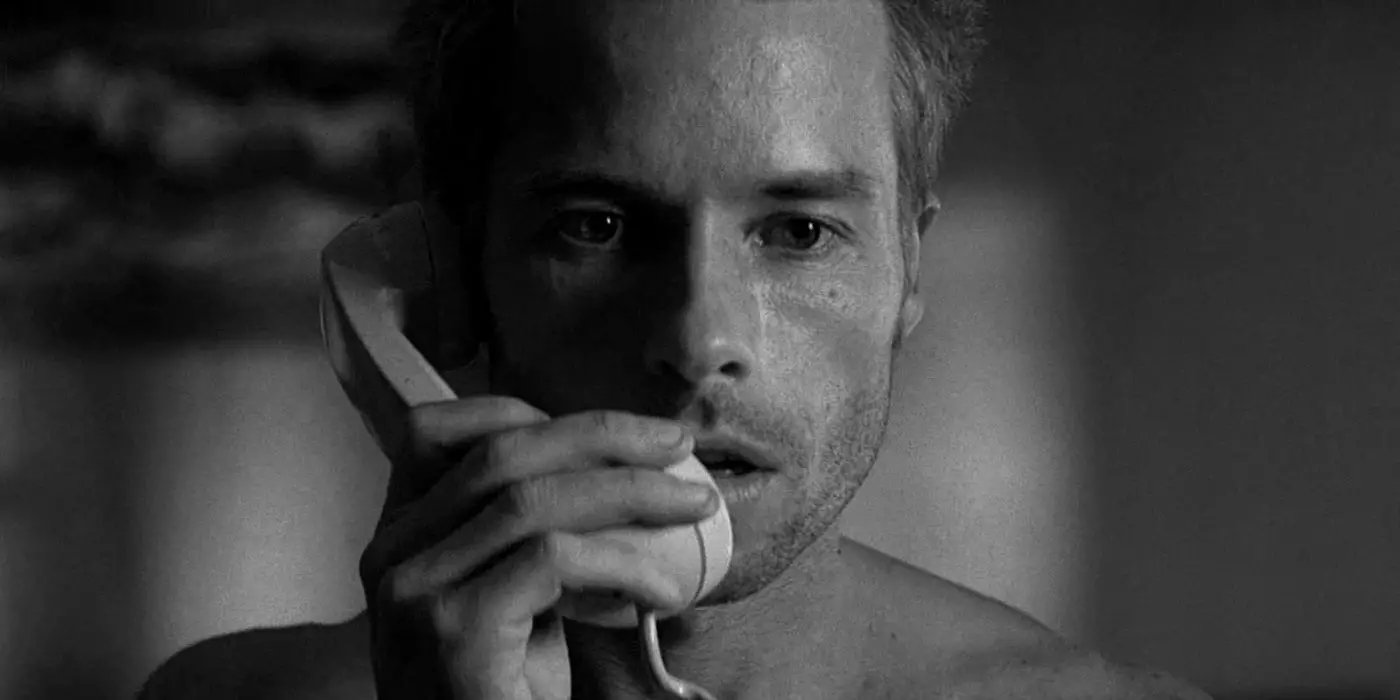 Fotografía en blanco y negro de Leonard hablando por teléfono. 