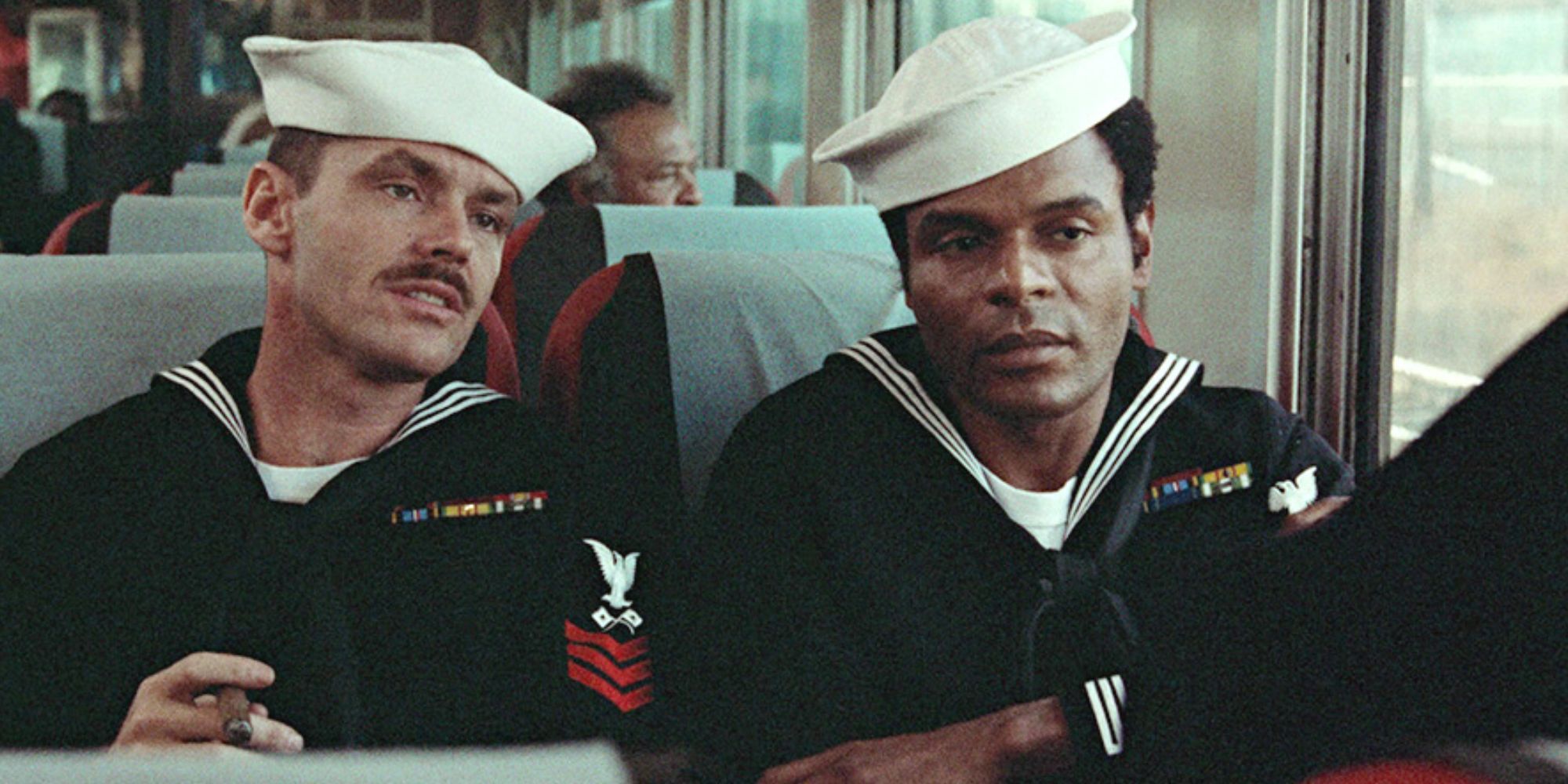 Jack Nicholson sentado junto a Otis Young en The Last Detail