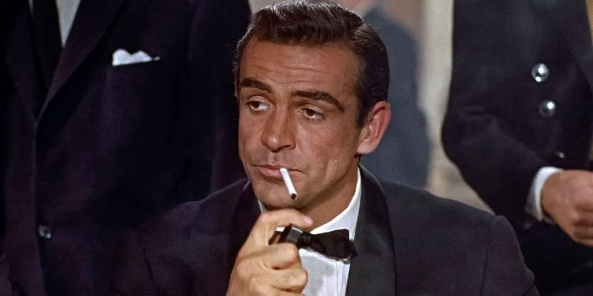 Sean Connery como James Bond encendiendo un cigarrillo en Dr. No