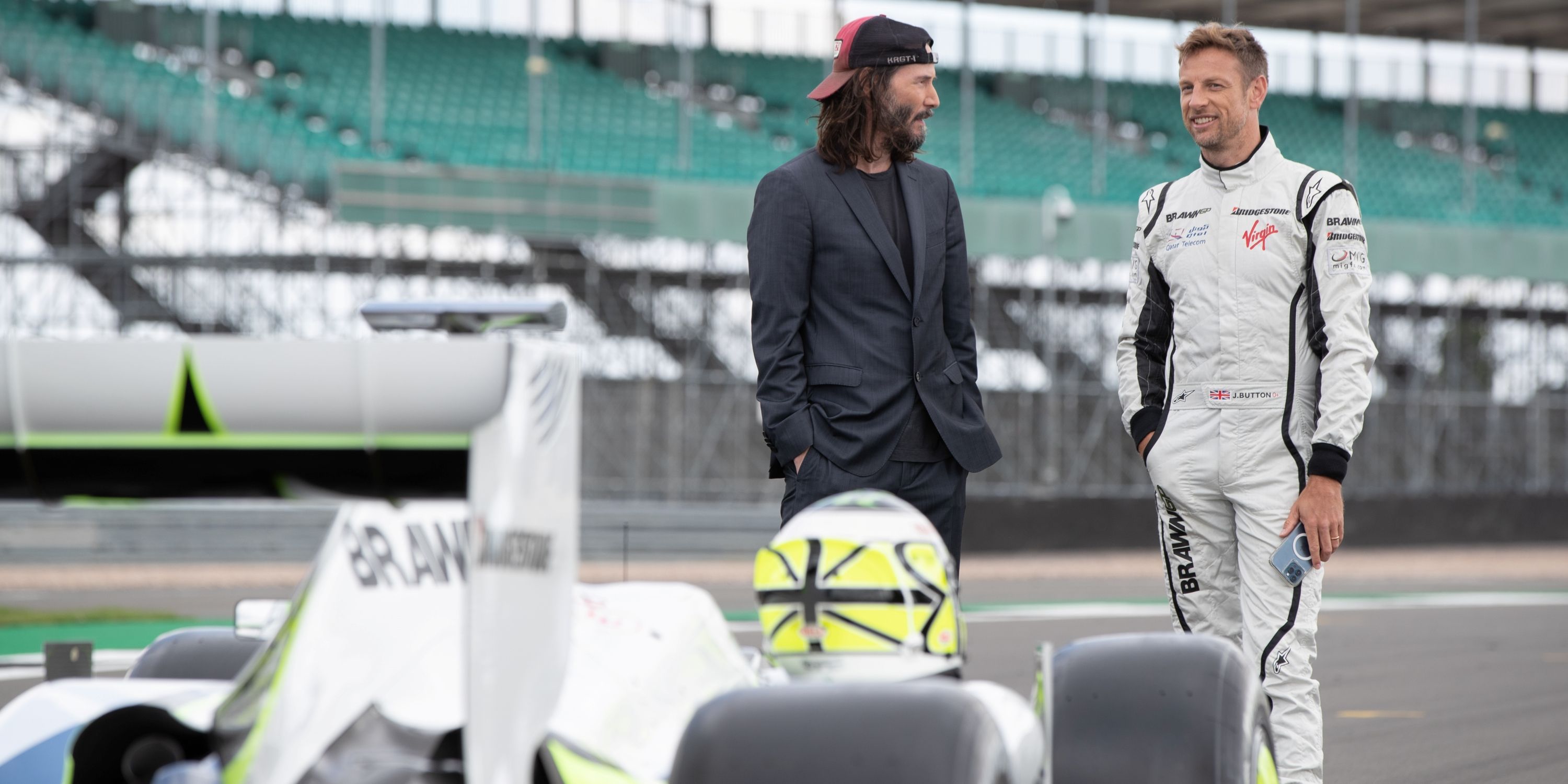 El presentador Keanu Reeves y el piloto de carreras Jenson Button en la serie documental Brawn: The Impossible Formula 1 Story