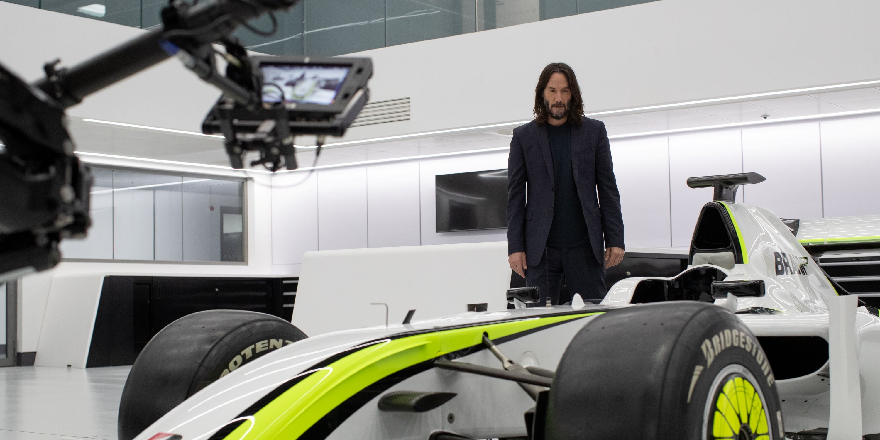 Presentador Keanu Reeves en la docuserie Brawn: La historia imposible de la Fórmula 1