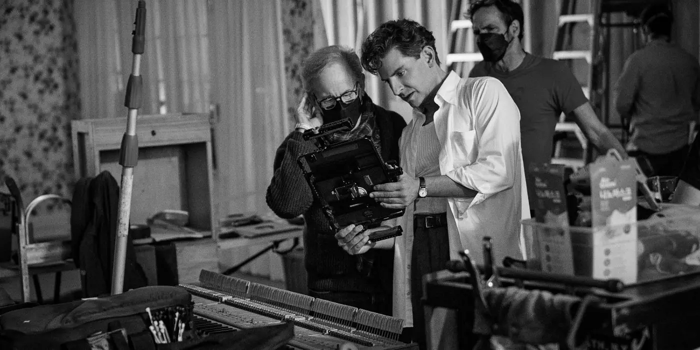 Steven Spielberg y Bradley Cooper en el set de Maestro