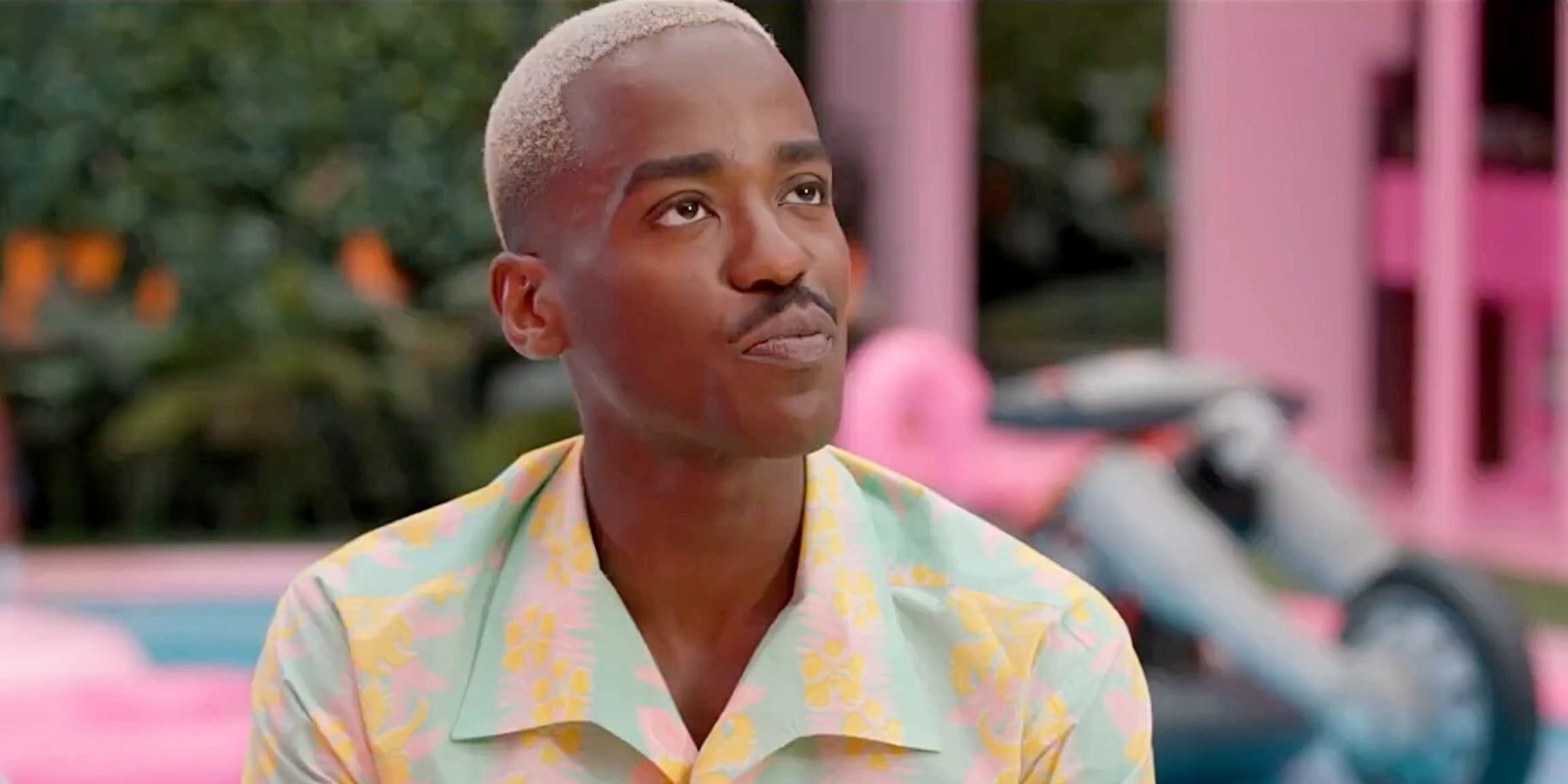 Ncuti Gatwa como Ken mirando hacia arriba en 'Barbie' (2023)