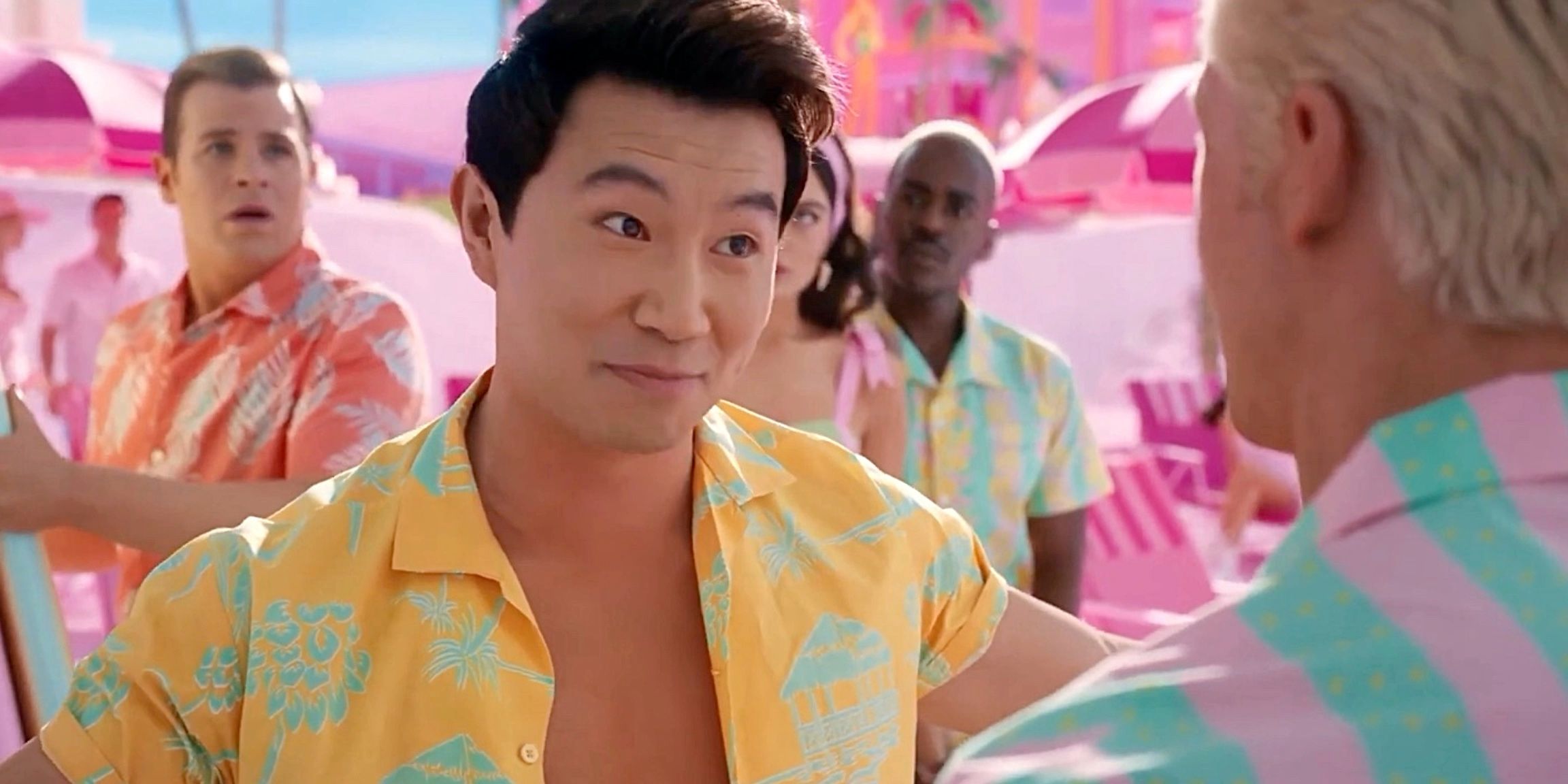 Simu Liu como el rival Ken sonriendo a Beach Ken en 'Barbie' (2023)