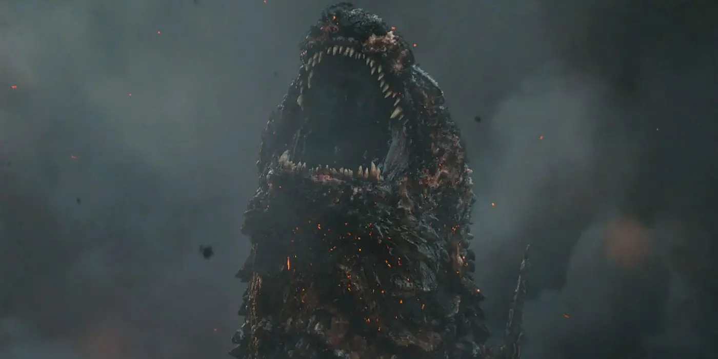 Un fotograma de Godzilla Minus One donde el monstruo incónico ruge hacia el cielo en medio del humo de su propia destrucción. 
