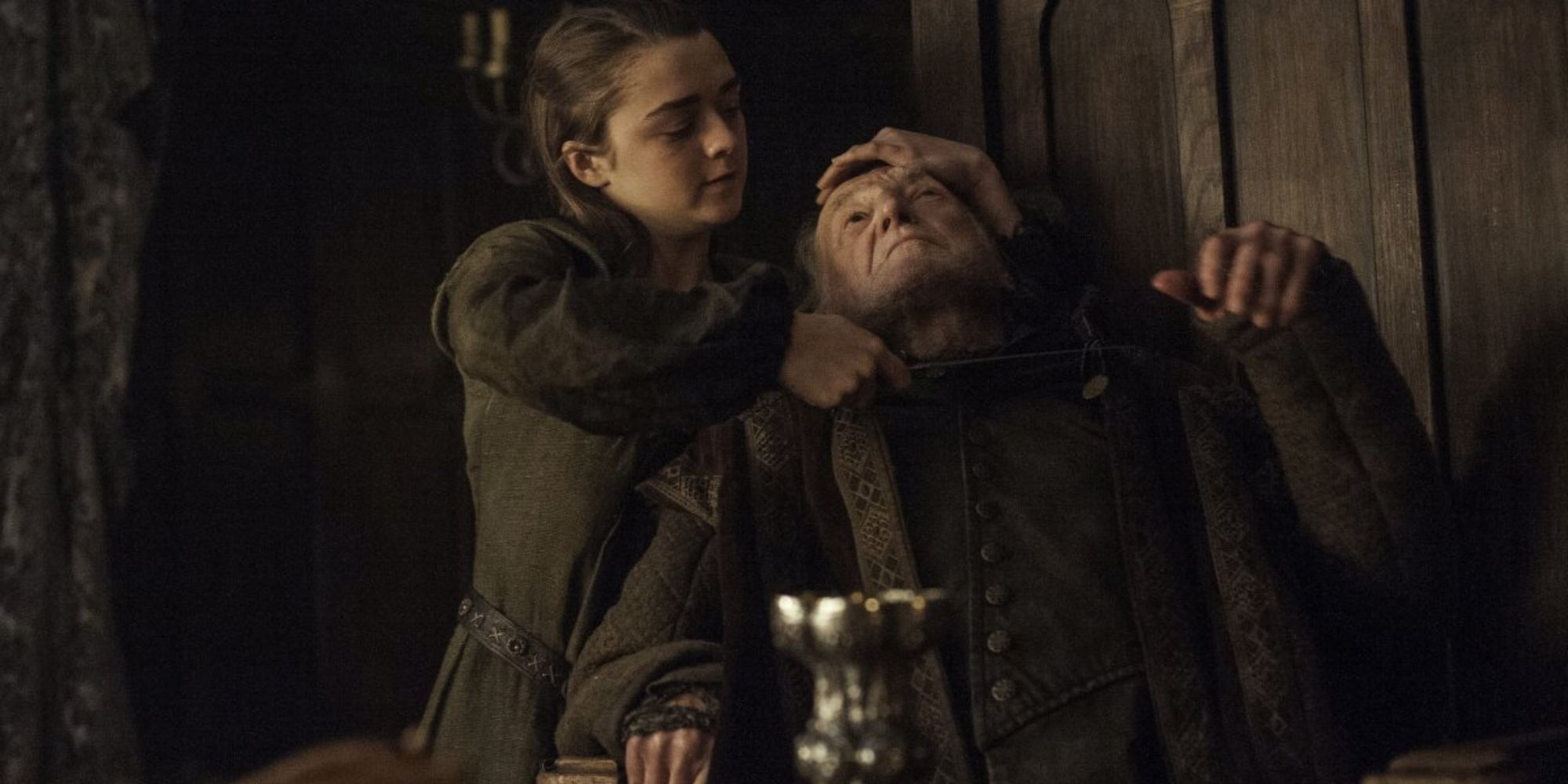 Arya Stark (Maisie Williams) matando a Walder Frey (David Bradley) en 'Juego de Tronos' de HBO
