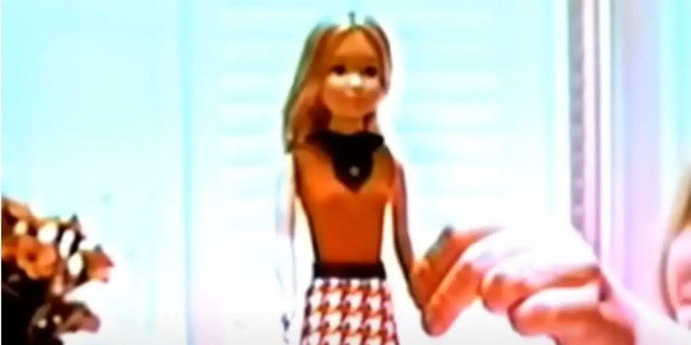 Fotograma del comercial de Barbie Growing Up Skipper