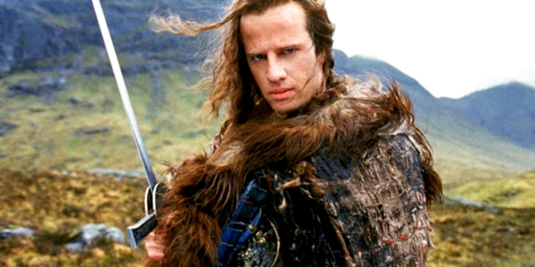 Christopher Lambert sosteniendo una espada en una montaña en Highlander