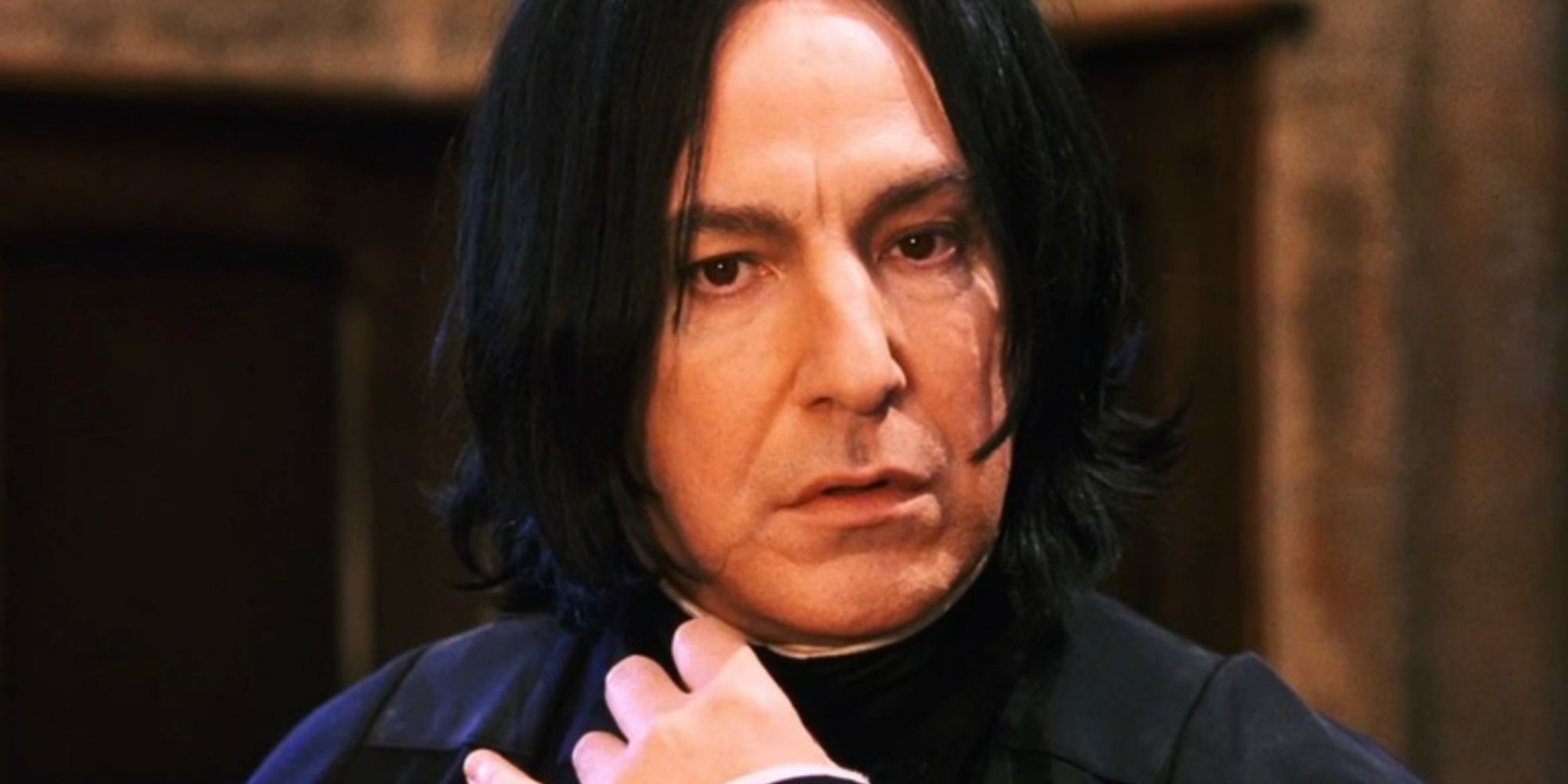 El profesor Snape (Alan Rickman) en la Piedra Filosofal mirando a Harry Potter
