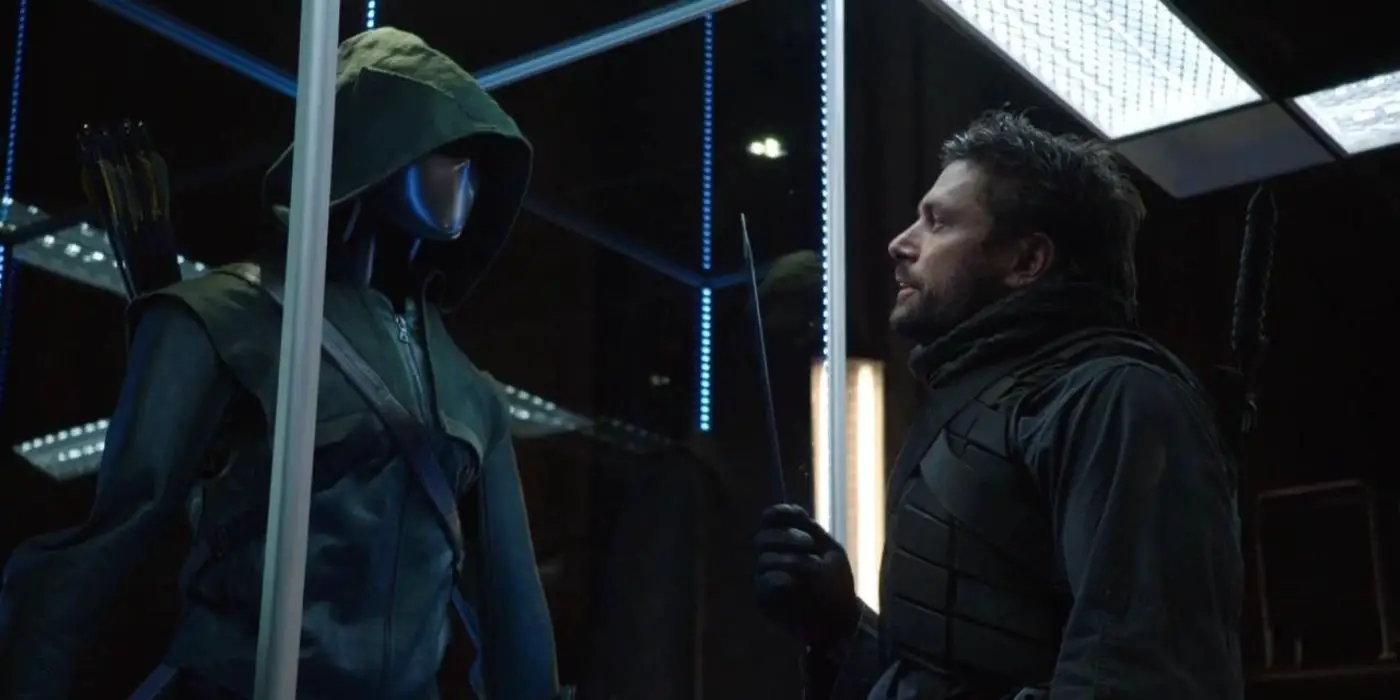 Slade mirando el disfraz de Arrow en Arrow