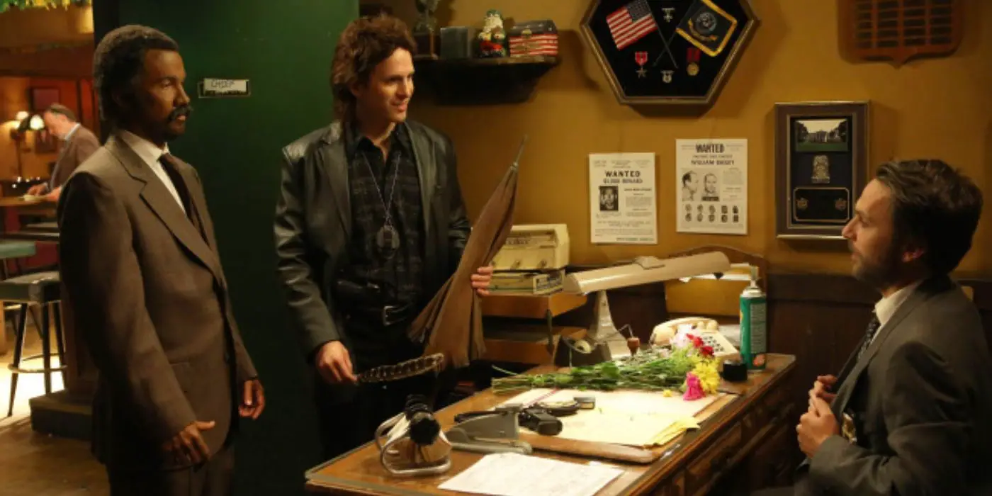 Dennis, Mac y Charlie intentan fabricar el arma letal 6 en It's Always Sunny in Philadelphia Temporada 9, Episodio 9