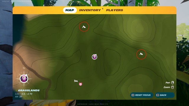 Una captura de pantalla con dos cuevas marcadas en el mapa LEGO Fortnite con círculos rojos alrededor. 