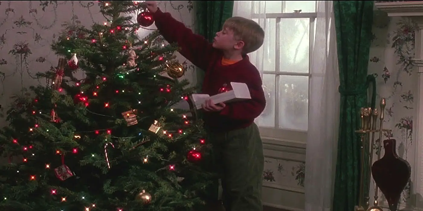Macaulay Culkin como Kevin McCallister decorando un árbol de Navidad en Solo en casa