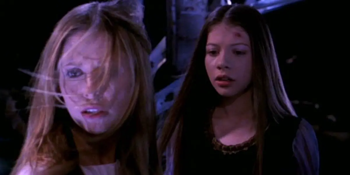 Sarah Michelle Gellar como Buffy y Michelle Trachtenberg como Dawn en el T5E22 