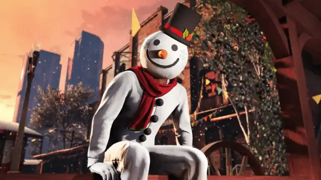 Un jugador de GTA Online sentado con un traje de muñeco de nieve frente a adornos navideños. 
