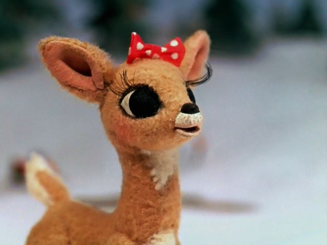 Clarice con la voz de Janis Orenstein parada en la nieve en Rudolph, el reno de nariz roja.